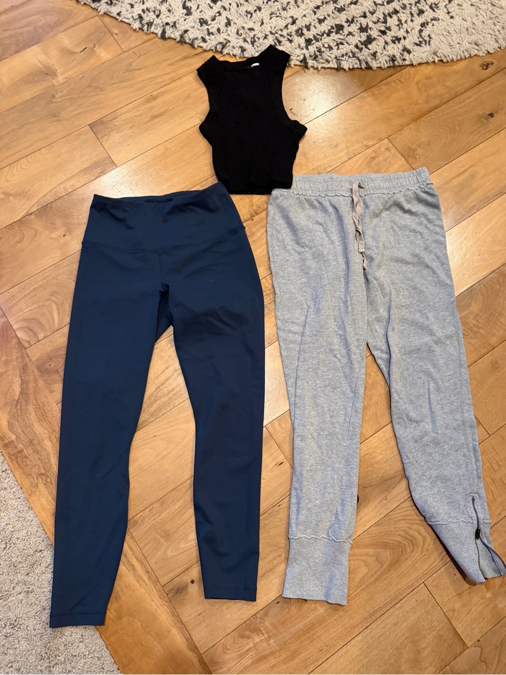 Legging, joggers and cropped black tans in size S